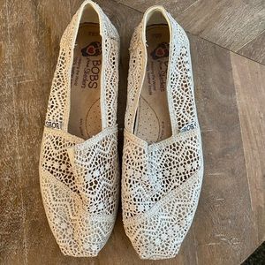 Bobs ivory knit/crochet slip on 8.5 wide, like new